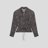 Vue à plat de la chemise à imprimé paisley CAROLL Calyra avec cordon de serrage