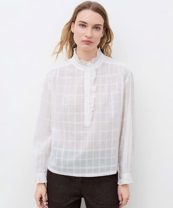Chemise romantique blanche CAROLL Cfleur avec col montant volanté et carreaux ton sur ton vue de face