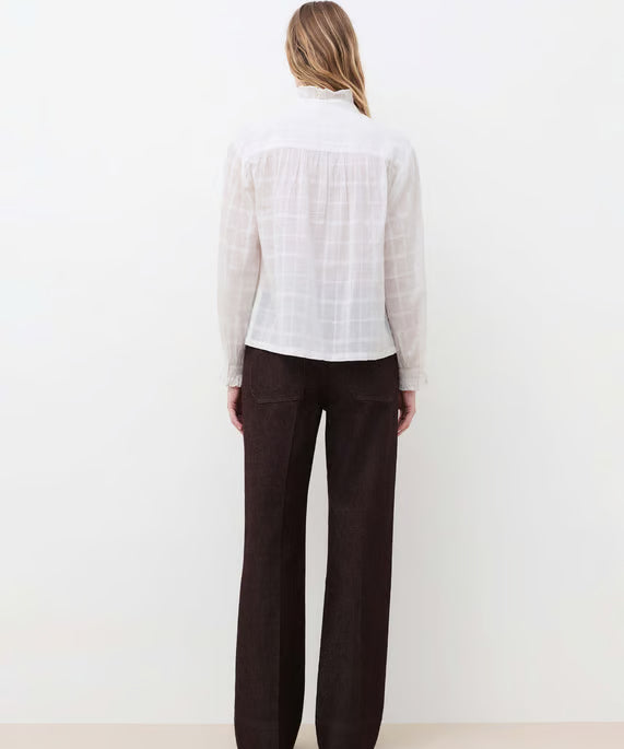 Vue de dos de la chemise blanche CAROLL Cfleur portée avec un pantalon chocolat