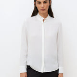 Chemise fluide blanche CAROLL Cira avec col mao volanté et boutonnage caché vue de face
