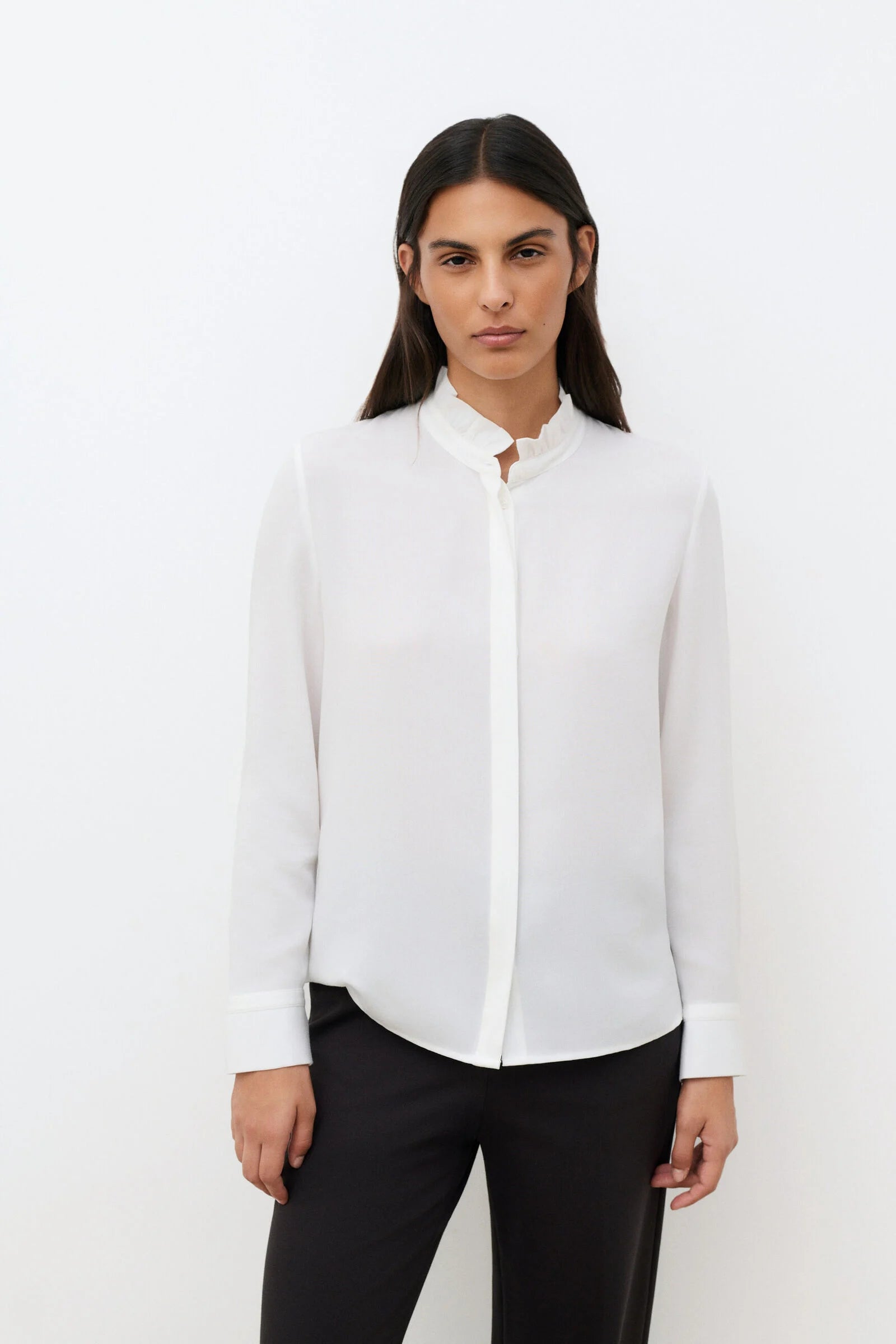 Chemise fluide blanche CAROLL Cira avec col mao volanté et boutonnage caché vue de face