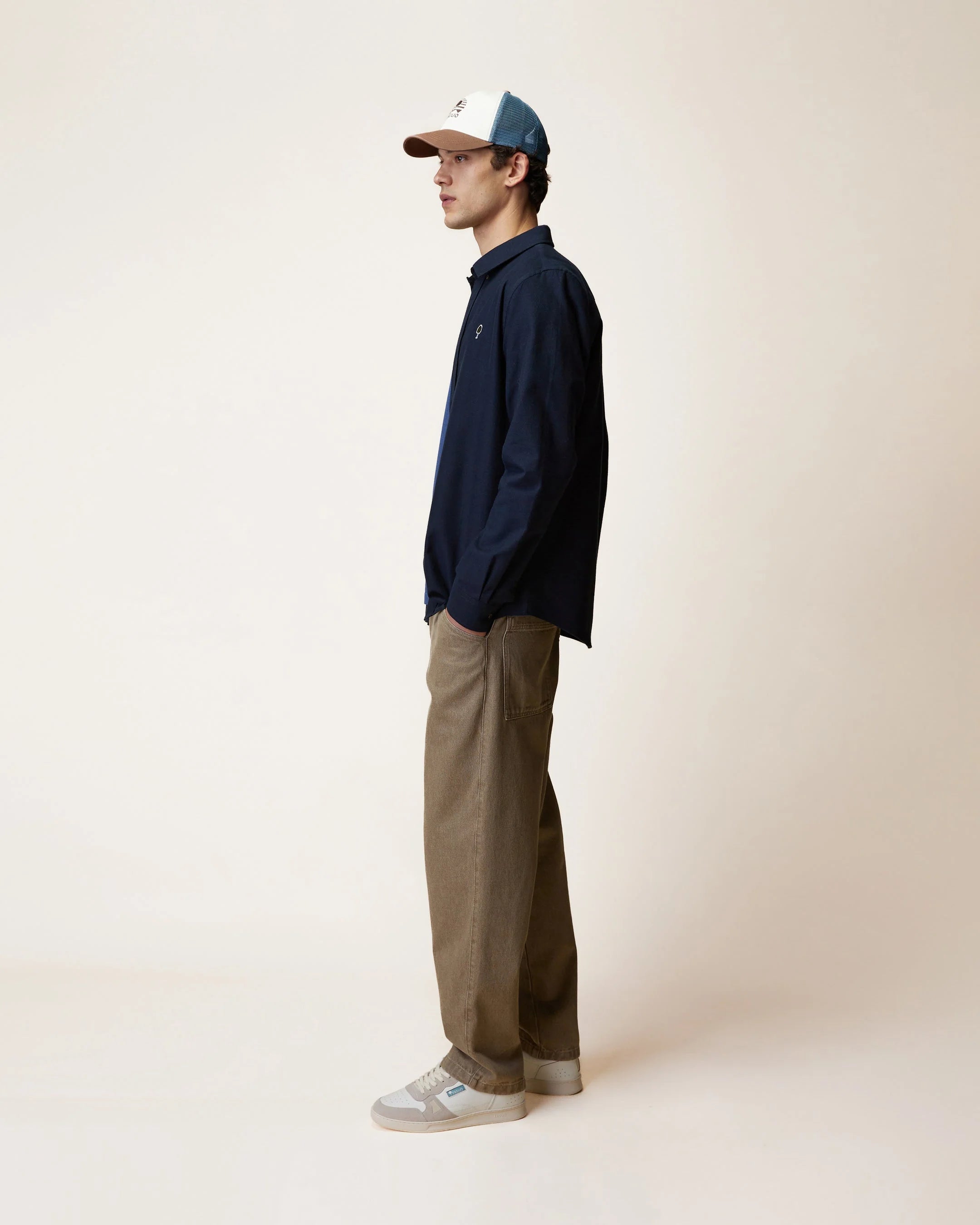 Chemise homme Ivoy marine FAGUO portée avec un jean et un casquette