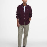 Look complet avec la chemise rouge hiver Barbour portee sur t-shirt blanc, pantalon chino beige et chaussures en cuir marron