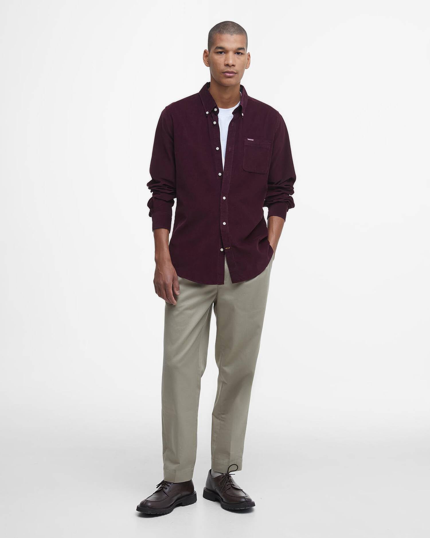 Look complet avec la chemise rouge hiver Barbour portee sur t-shirt blanc, pantalon chino beige et chaussures en cuir marron