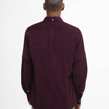 Vue de dos de la chemise ajustée en velours côtelé rouge hiver BARBOUR HOMME