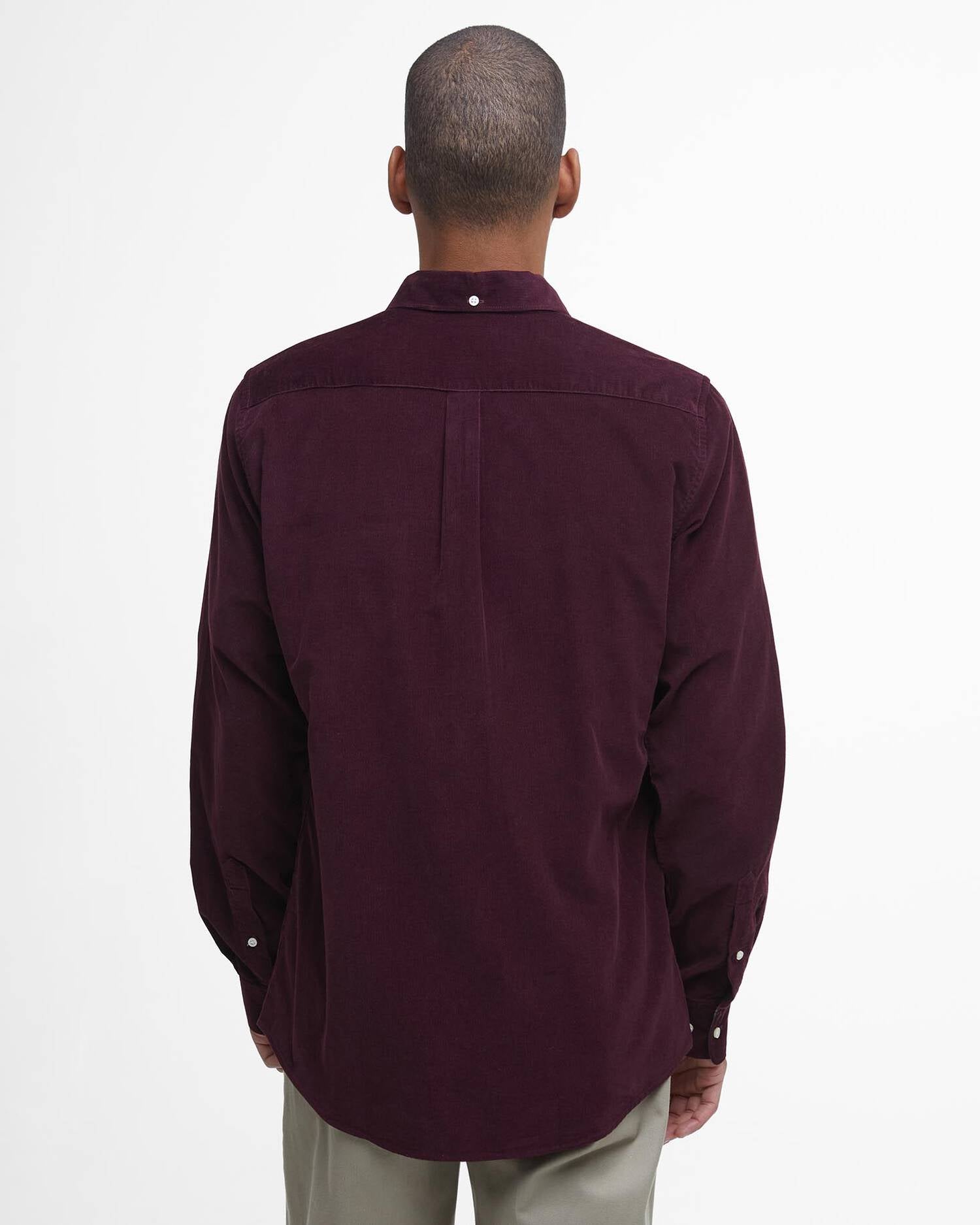 Vue de dos de la chemise ajustée en velours côtelé rouge hiver BARBOUR HOMME
