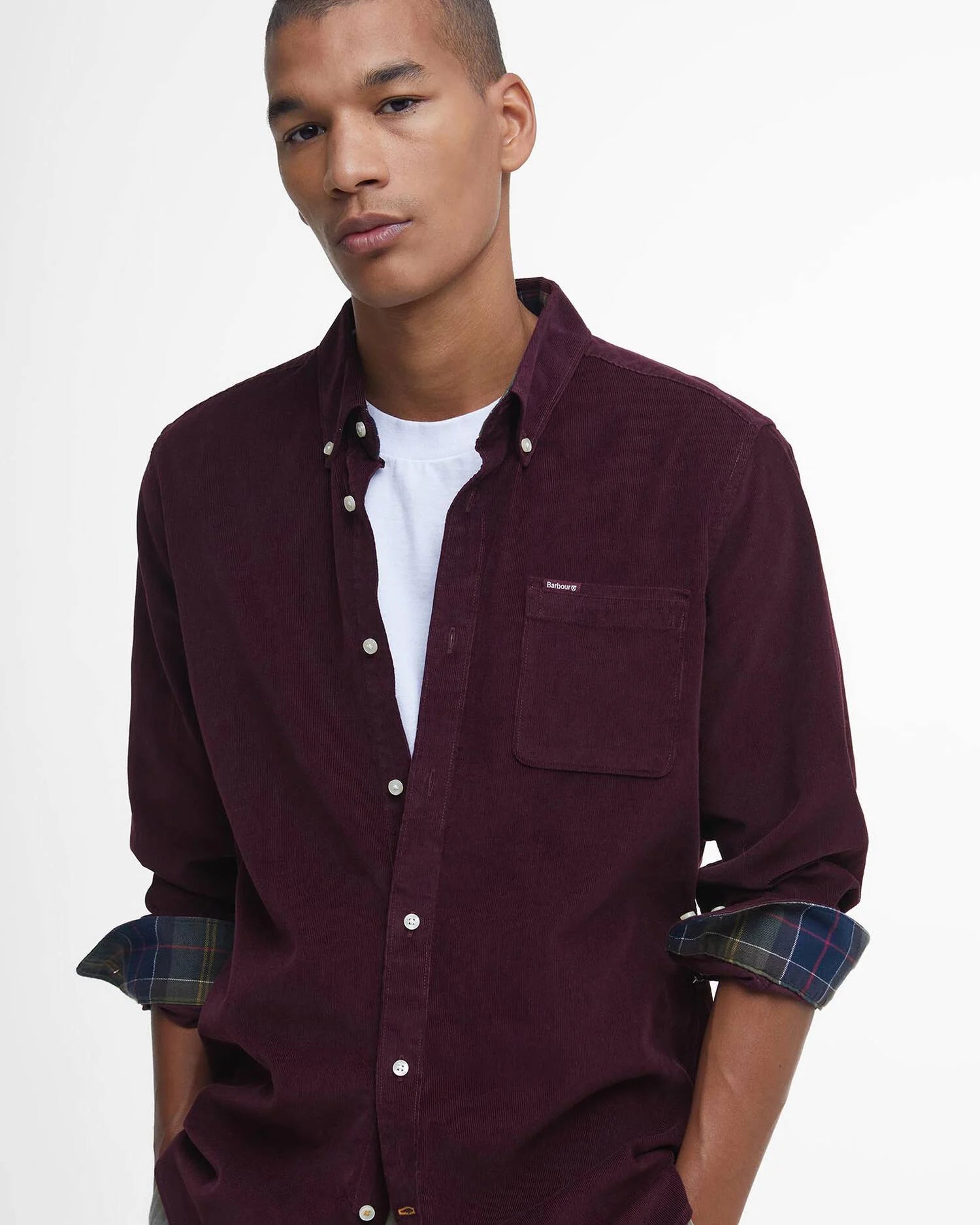 Gros plan sur la chemise Ramsey Barbour montrant le col ouvert et les poignets retroussés doublés en tartan