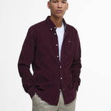 Mannequin portant la chemise en velours côtelé rouge hiver BARBOUR HOMME ouverte de face