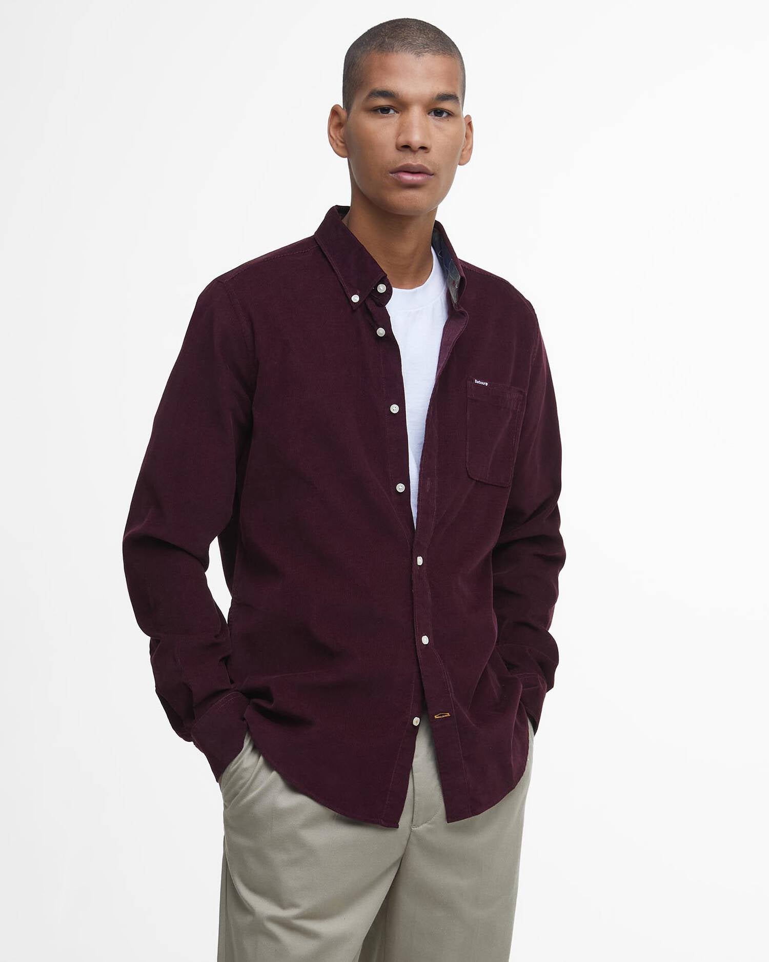 Mannequin portant la chemise en velours côtelé rouge hiver BARBOUR HOMME ouverte de face