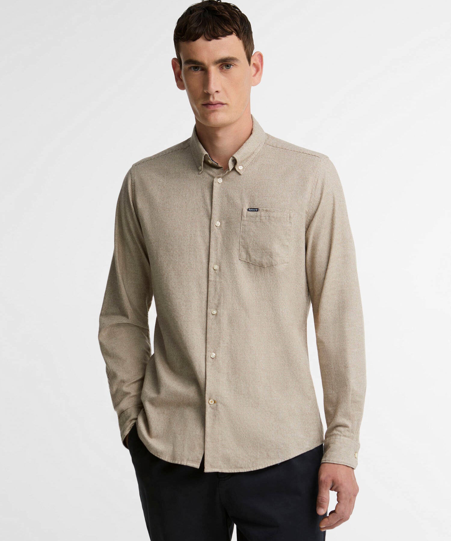 Mannequin portant la chemise ajustee en coton pierre Turner Tailored BARBOUR HOMME