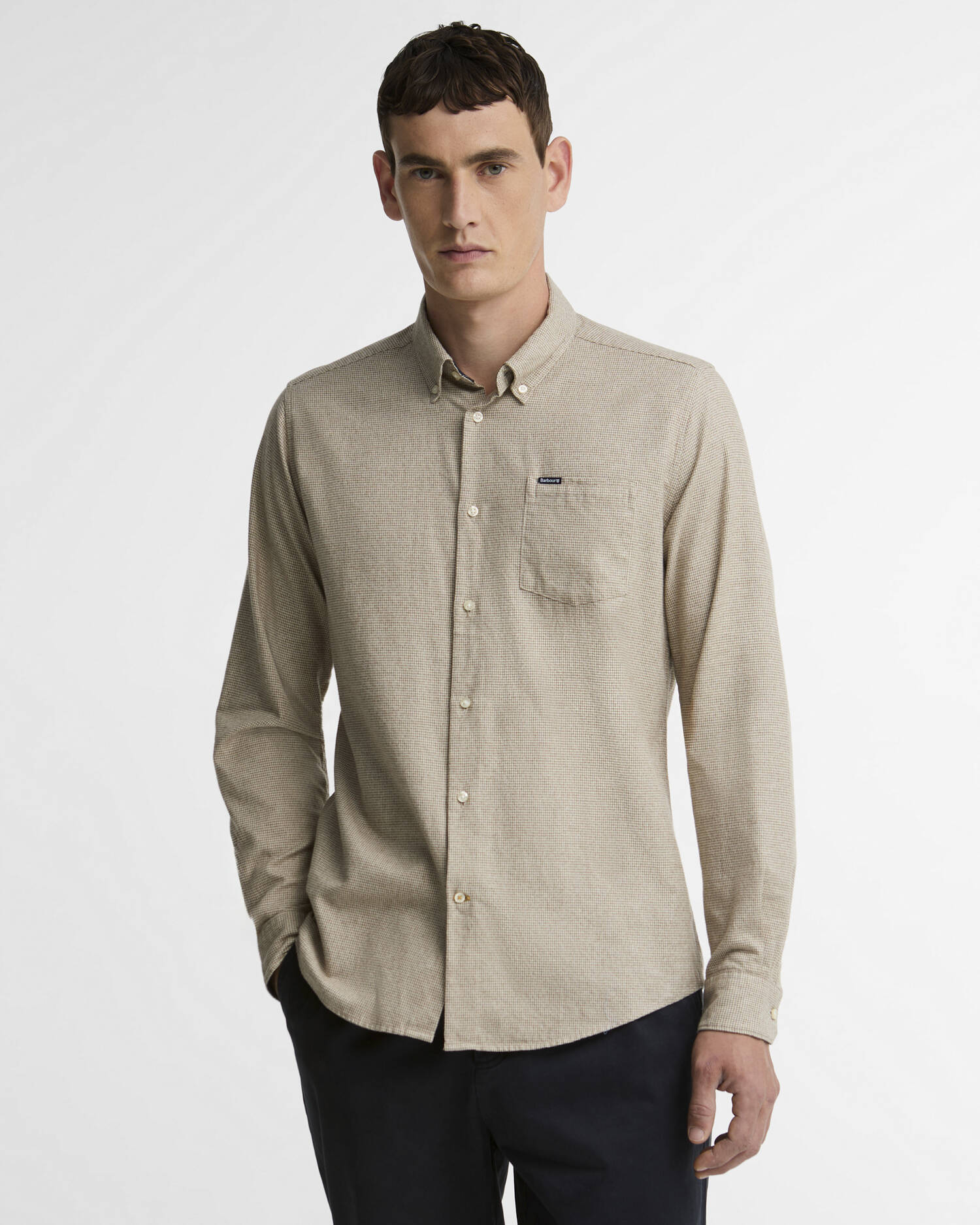 Mannequin portant la chemise ajustee en coton pierre Turner Tailored BARBOUR HOMME