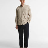 Look masculin complet avec chemise pierre Barbour, pantalon sombre et chaussures bateau en cuir