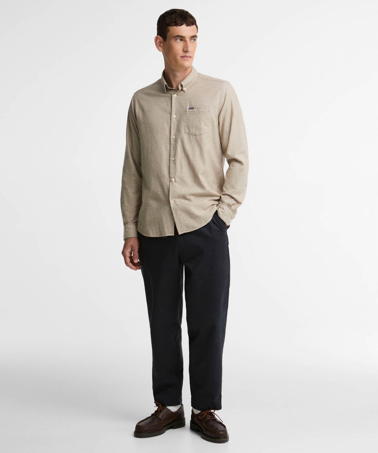 Look masculin complet avec chemise pierre Barbour, pantalon sombre et chaussures bateau en cuir