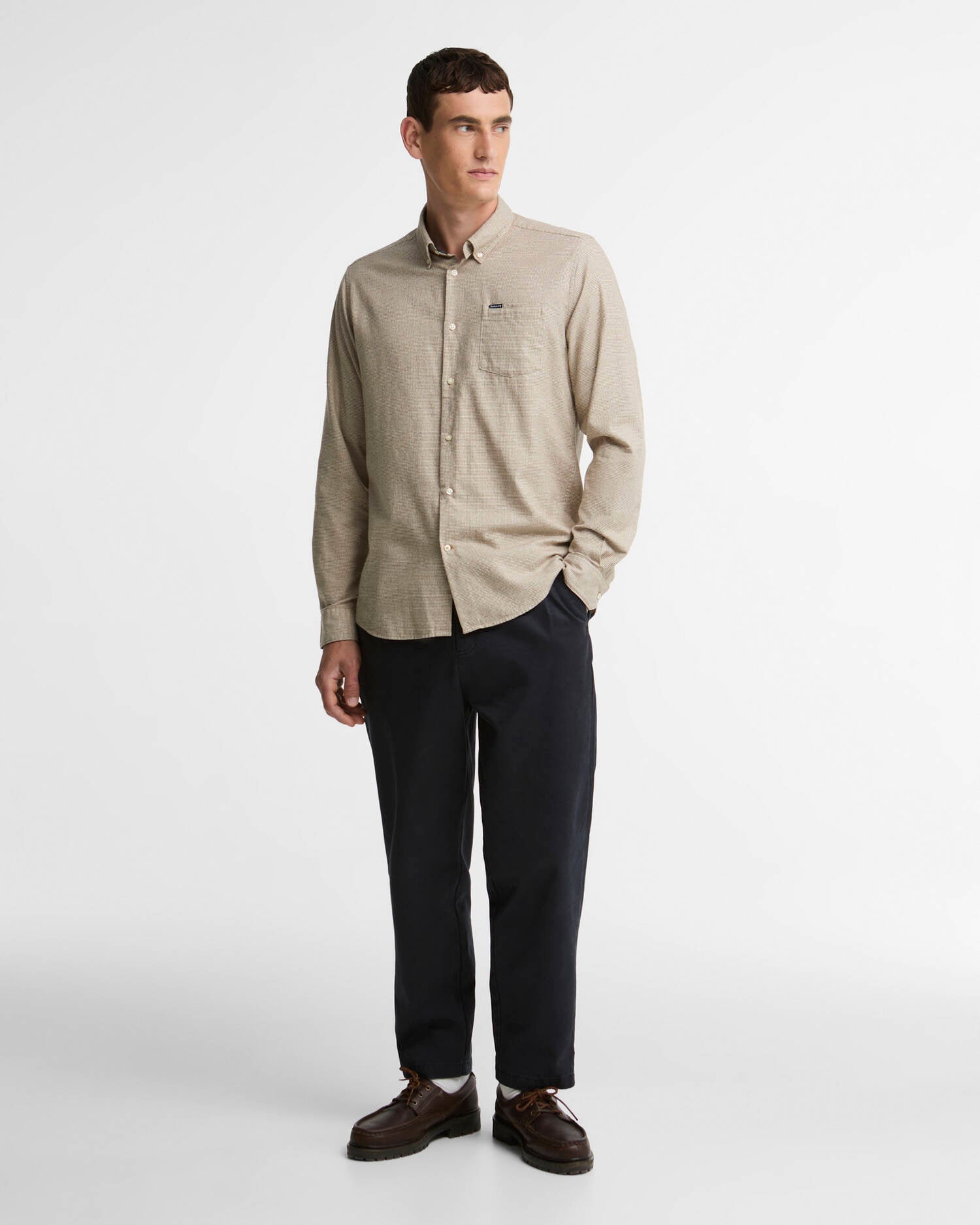Look masculin complet avec chemise pierre Barbour, pantalon sombre et chaussures bateau en cuir