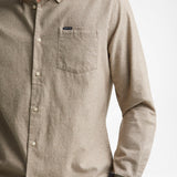 Gros plan sur la chemise pierre Barbour montrant le motif pied de poule, la poche poitrine et les poignets tartans