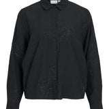 Photo a plat de la chemise Virelina noire VILA avec broderies florales brillant ton sur ton et col chemise