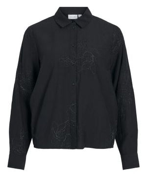 Photo a plat de la chemise Virelina noire VILA avec broderies florales brillant ton sur ton et col chemise