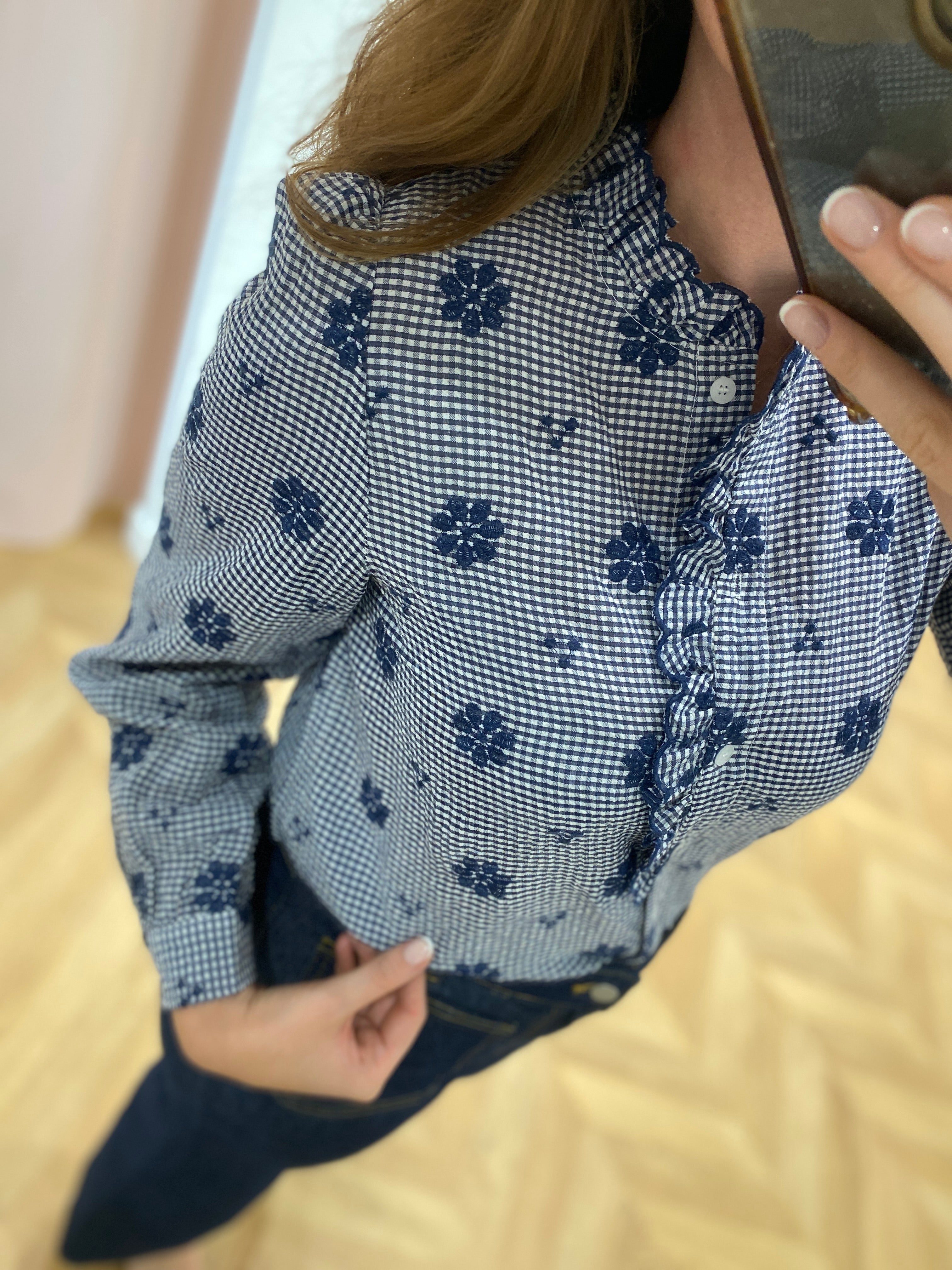 Vue rapprochée de la patte de boutonnage volantée et du motif vichy bleu de la chemise Summer