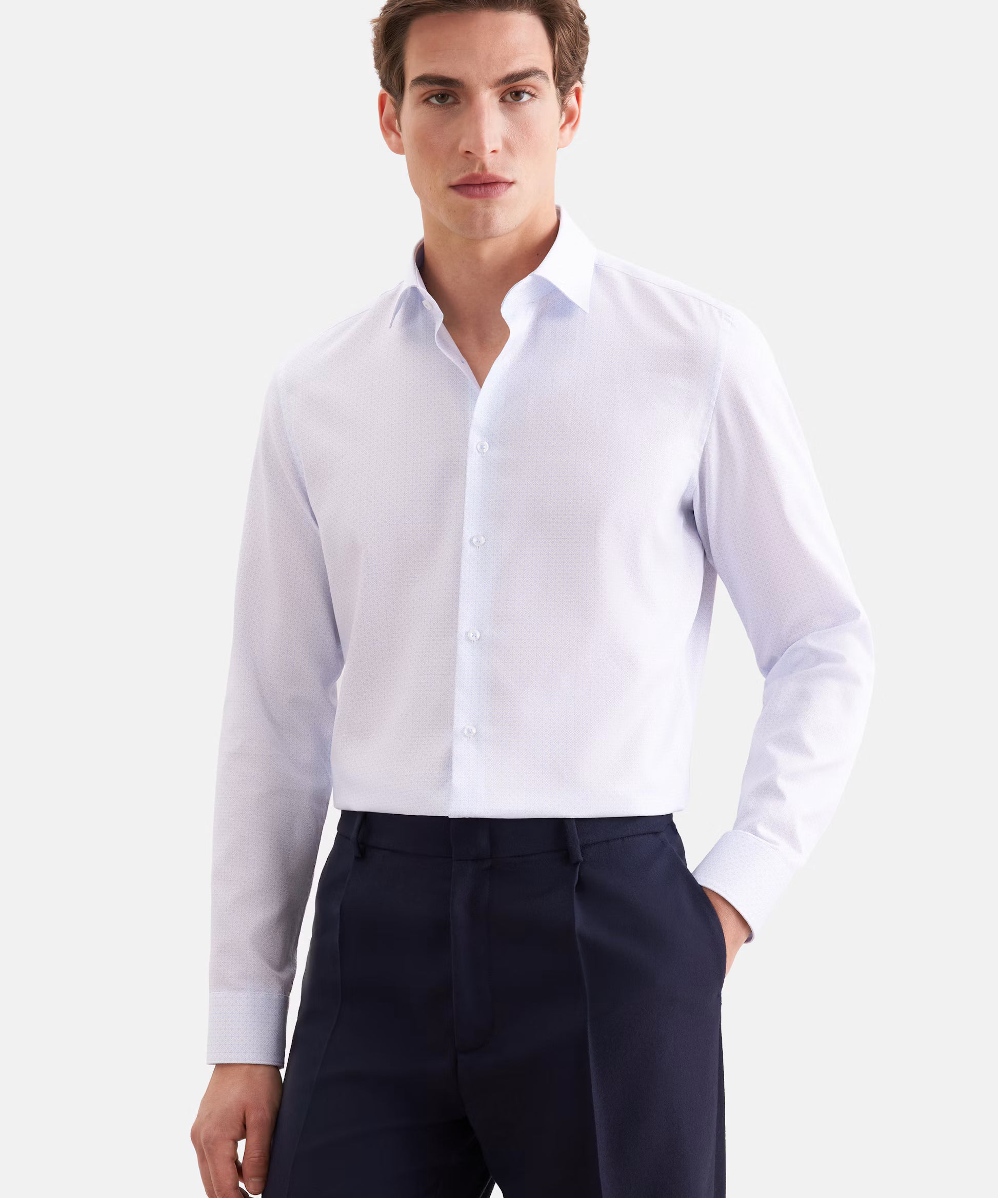 Visuel porté de face de la chemise business slim bleu moyen SEIDENSTICKER avec un pantalon habillé bleu nuit
