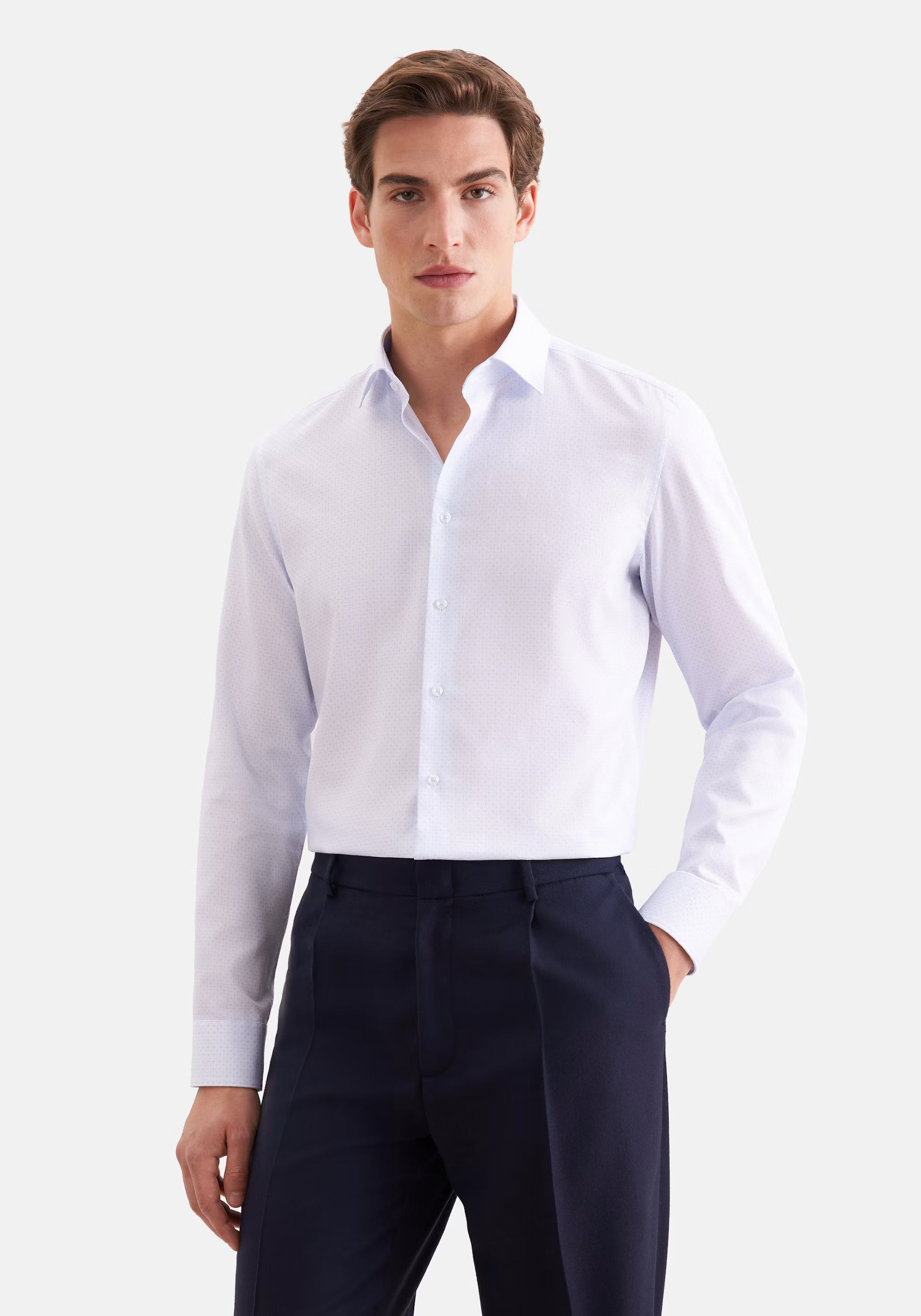 Visuel porté de face de la chemise business slim bleu moyen SEIDENSTICKER avec un pantalon habillé bleu nuit