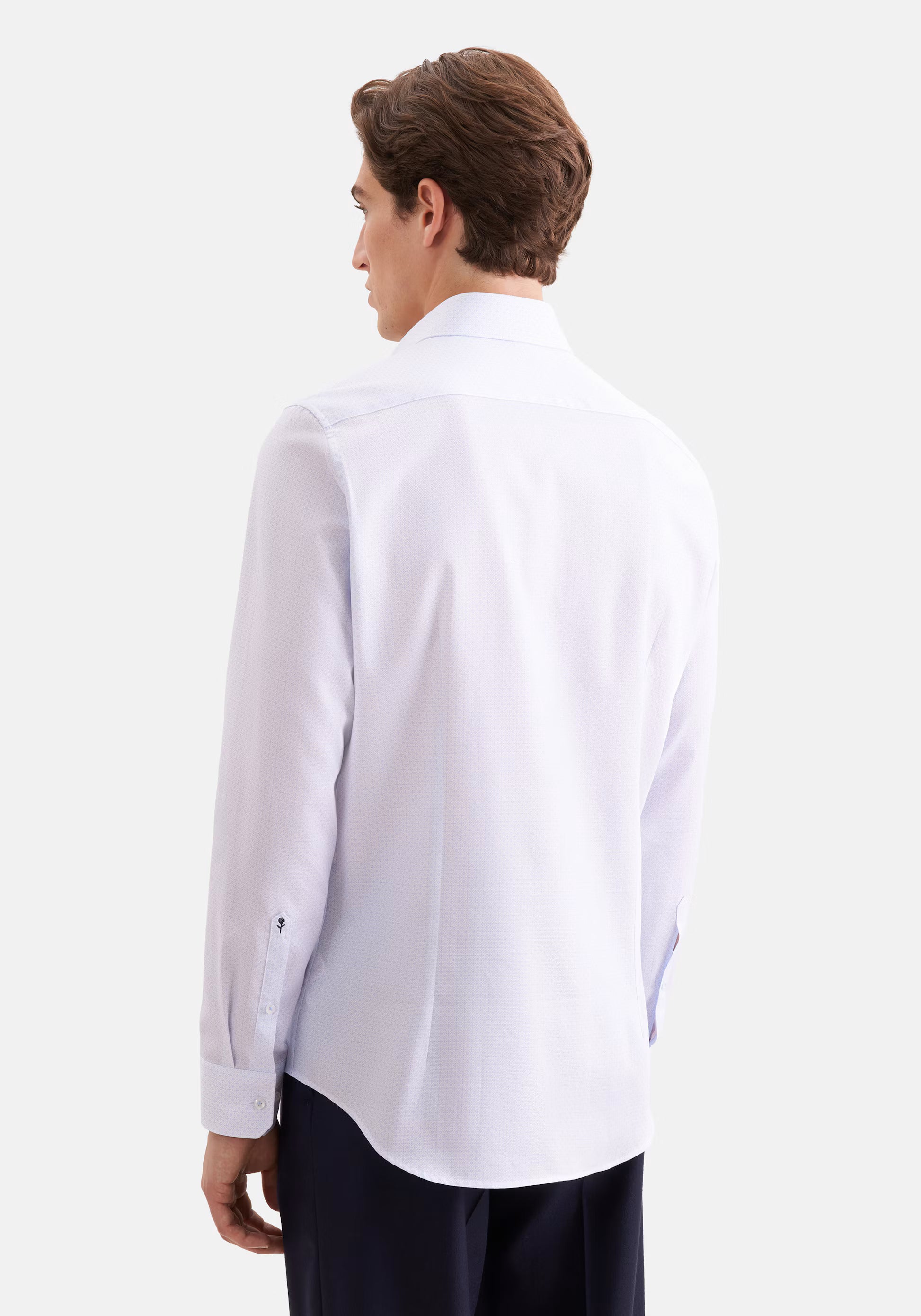 Vue de dos de la chemise cintrée en coton bleu moyen SEIDENSTICKER montrant les pinces d'ajustement