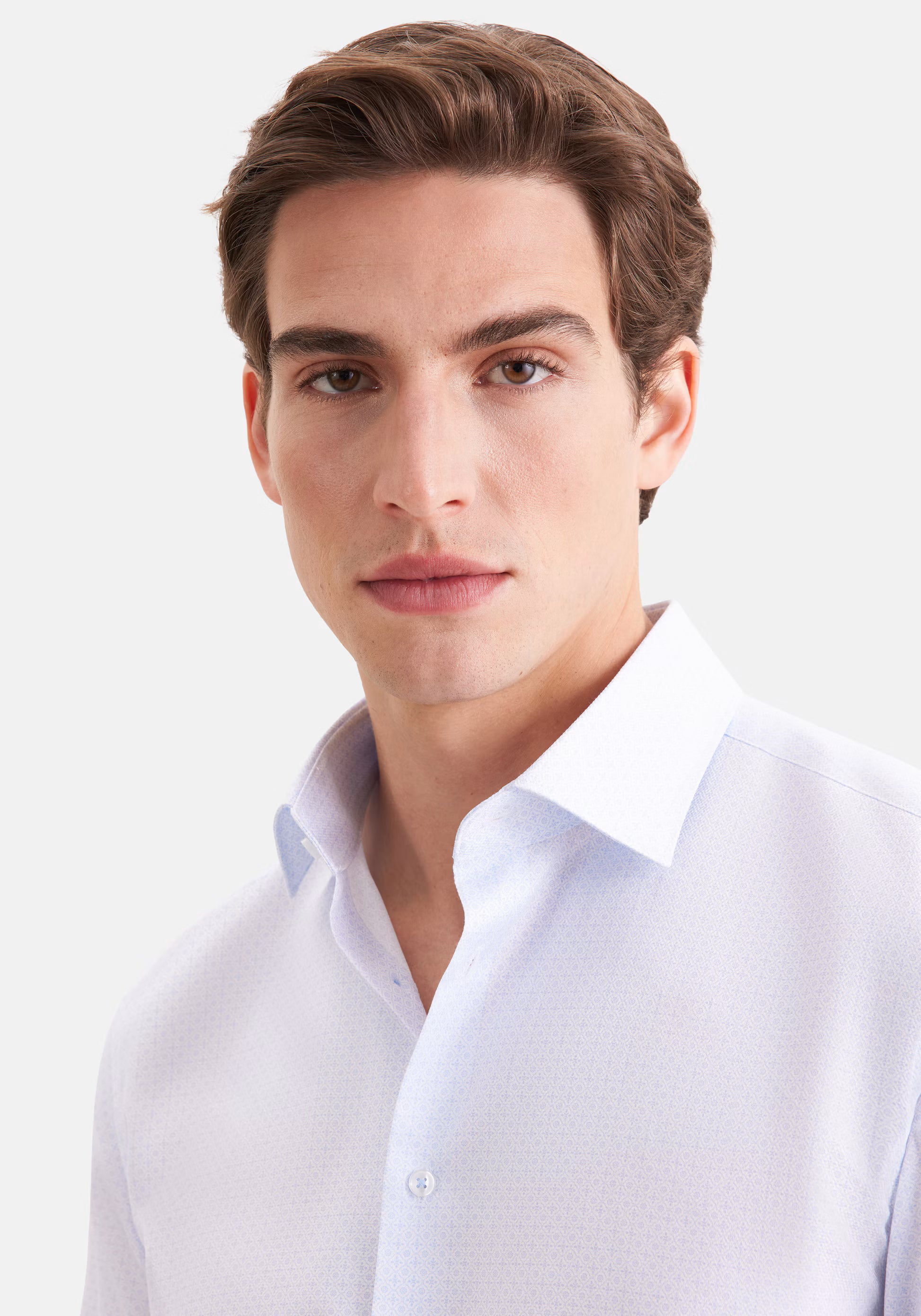 Gros plan sur le col New Kent et le décolleté de la chemise d'affaires bleu moyen SEIDENSTICKER