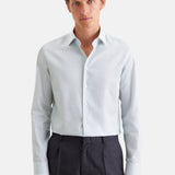 Visuel de face de la chemise business slim vert sauge SEIDENSTICKER avec un pantalon habillé