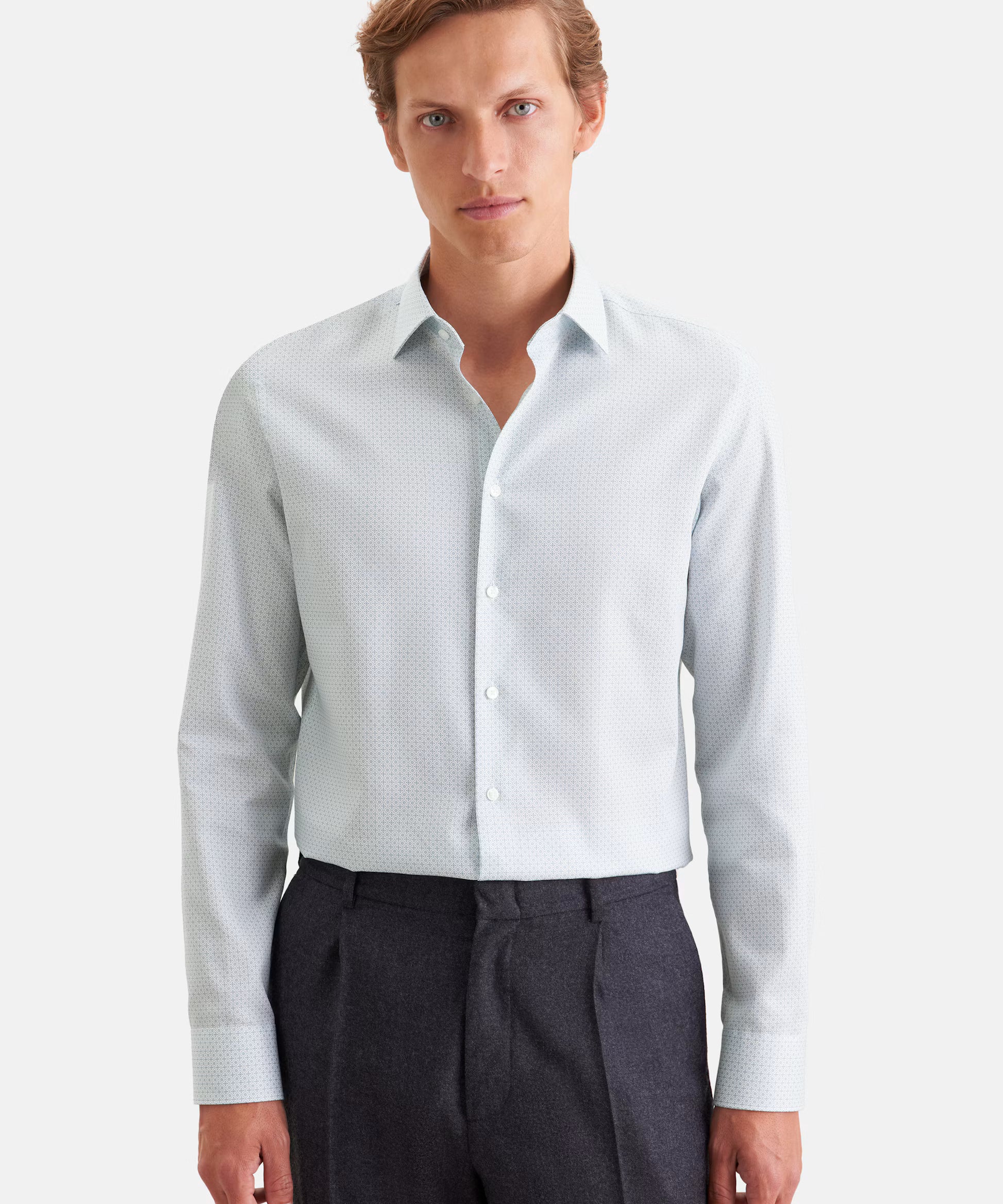 Visuel de face de la chemise business slim vert sauge SEIDENSTICKER avec un pantalon habillé