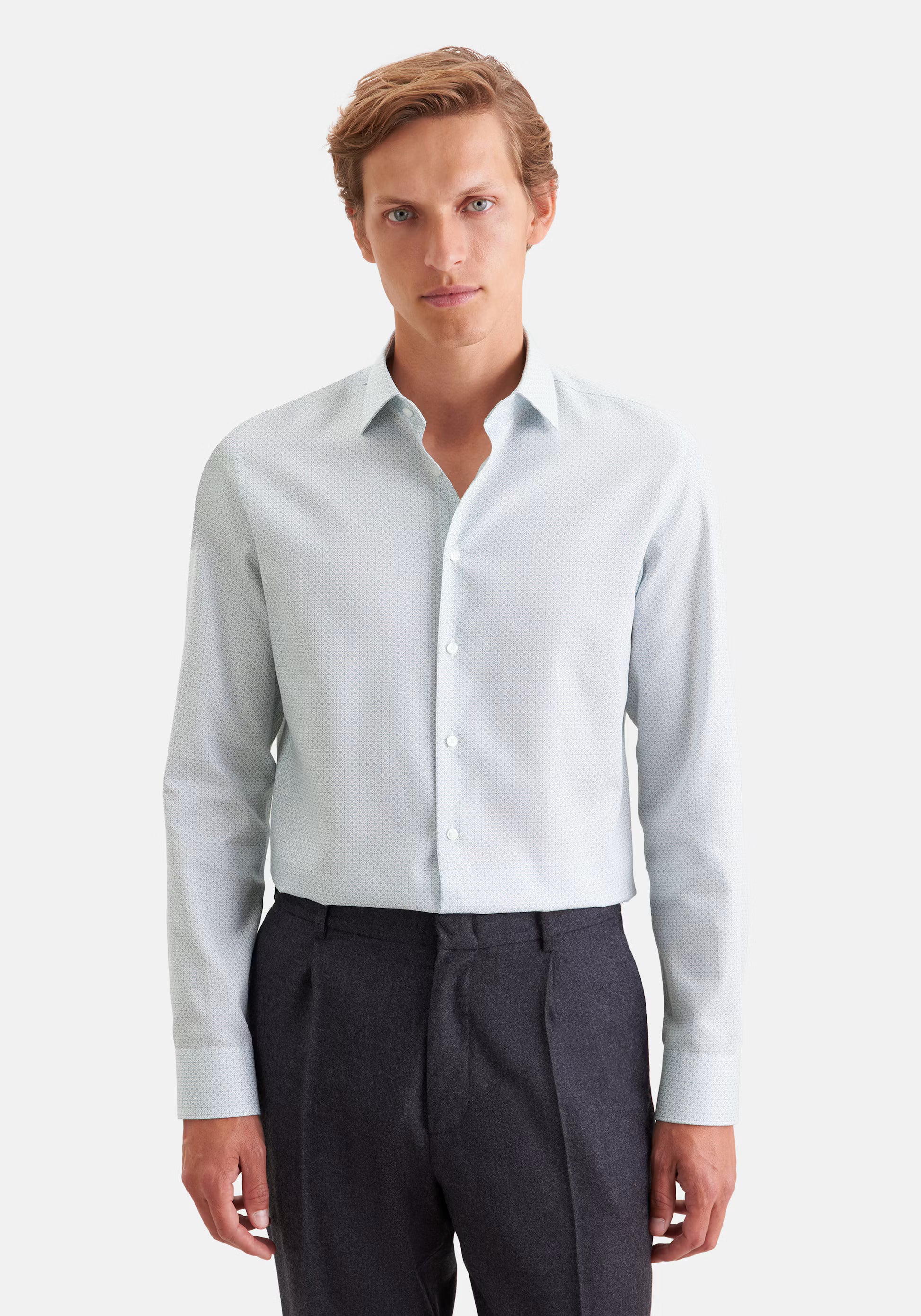 Visuel de face de la chemise business slim vert sauge SEIDENSTICKER avec un pantalon habillé