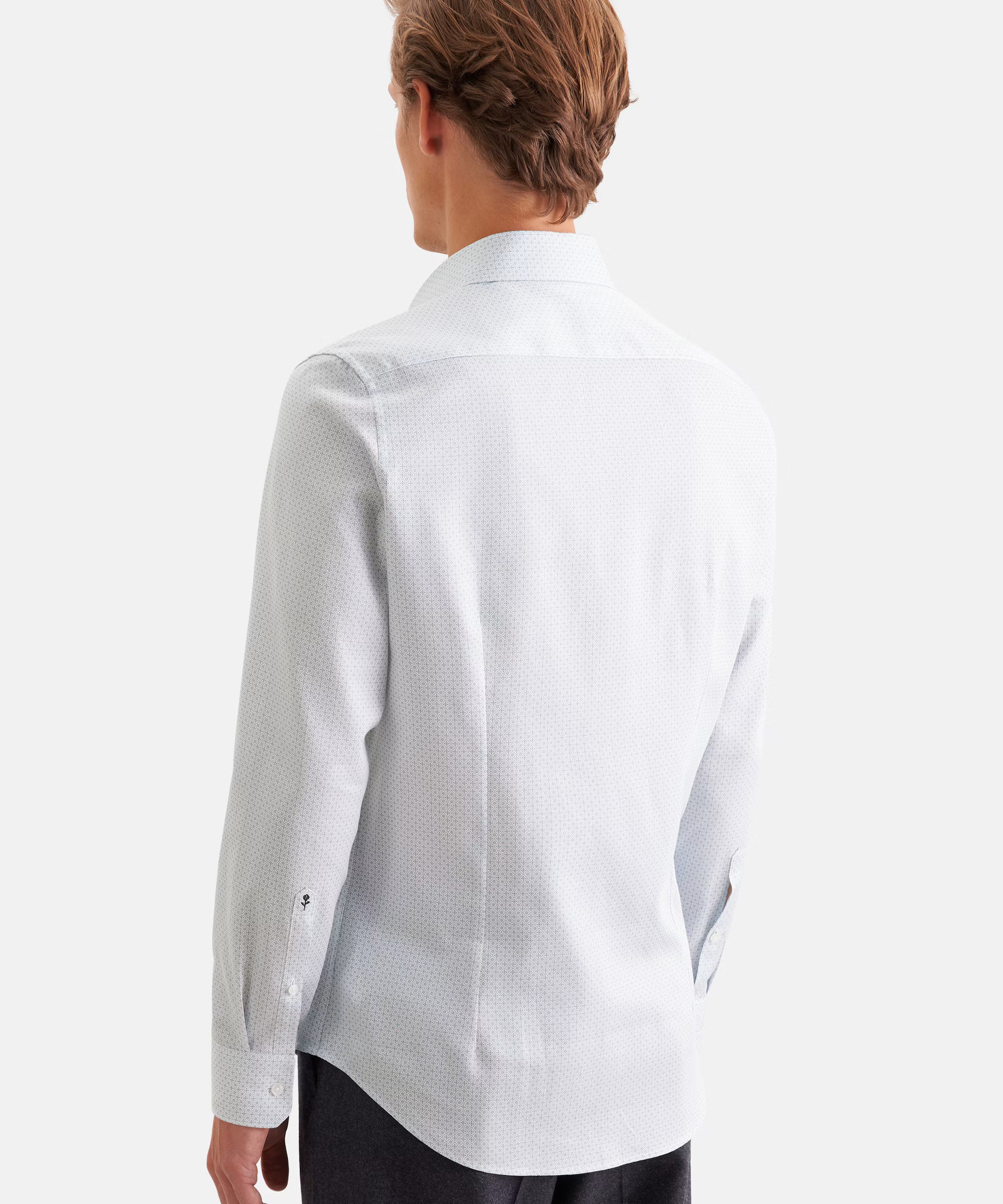 Vue de dos de la chemise cintrée en coton vert SEIDENSTICKER montrant les pinces d'ajustement