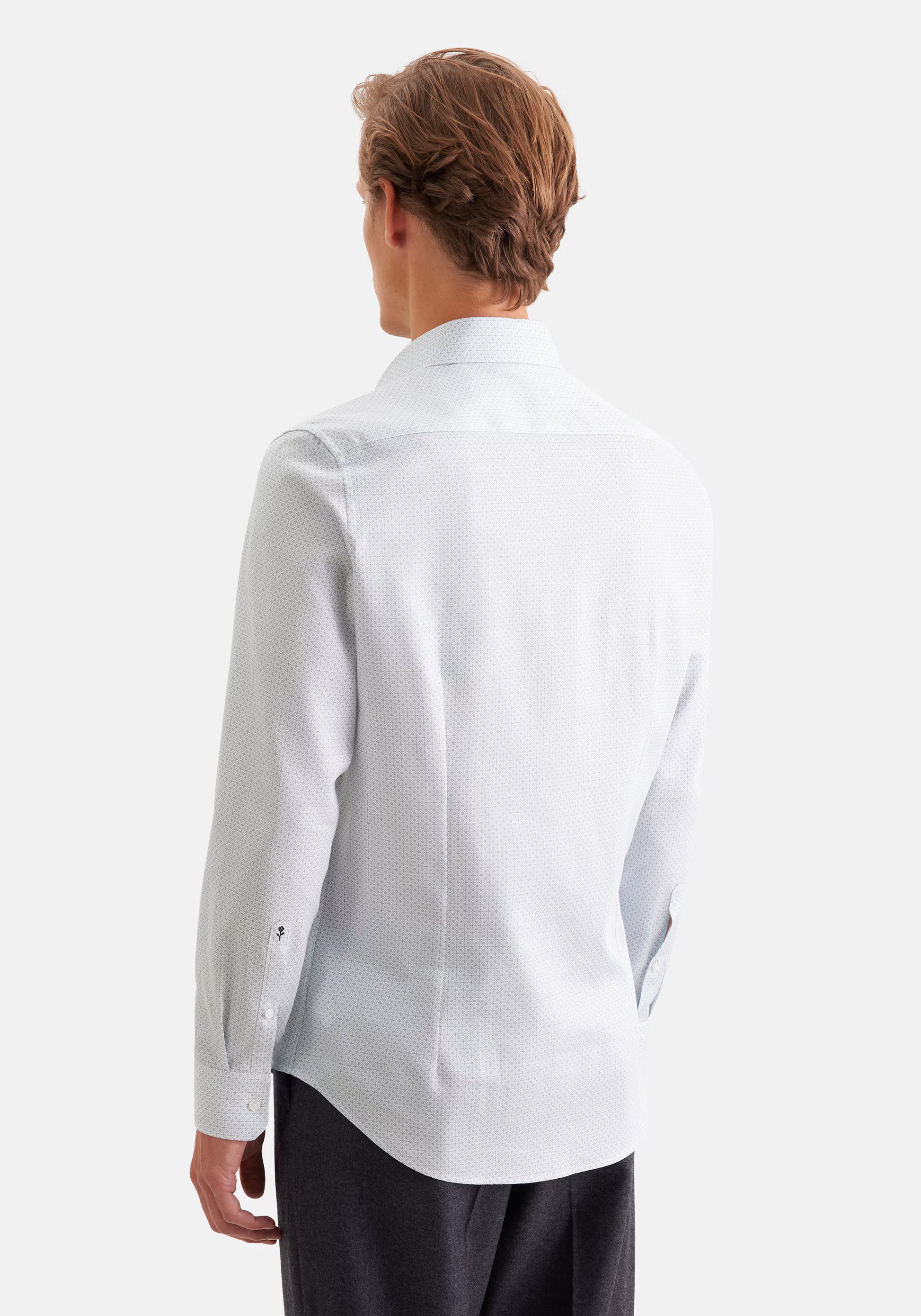 Vue de dos de la chemise cintrée en coton vert SEIDENSTICKER montrant les pinces d'ajustement