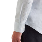 Zoom sur le poignet réglable et la broderie rose emblématique de la chemise vert SEIDENSTICKER