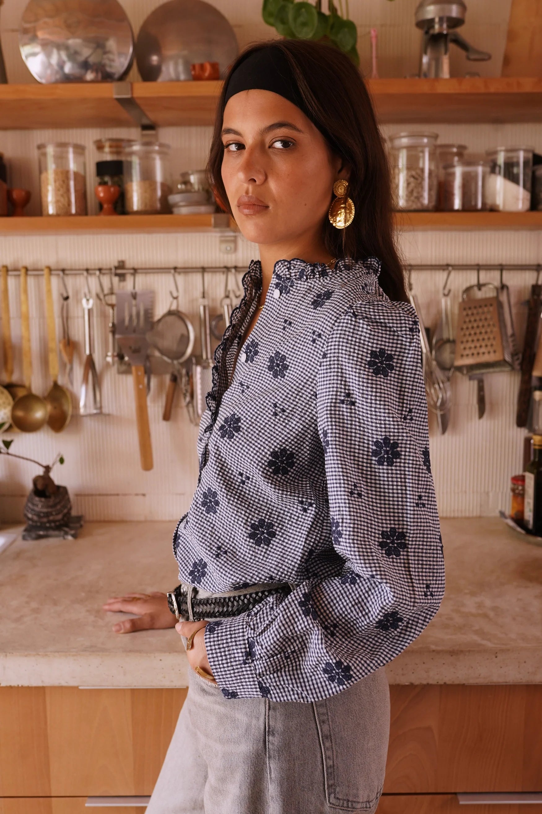 chemise brodée Summer vue de côté porté avec un pantalon et accessoires