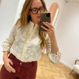 Plan moyen de la blouse brodée avec dentelle IN APRIL 1986 portée avec un pantalon bordeaux