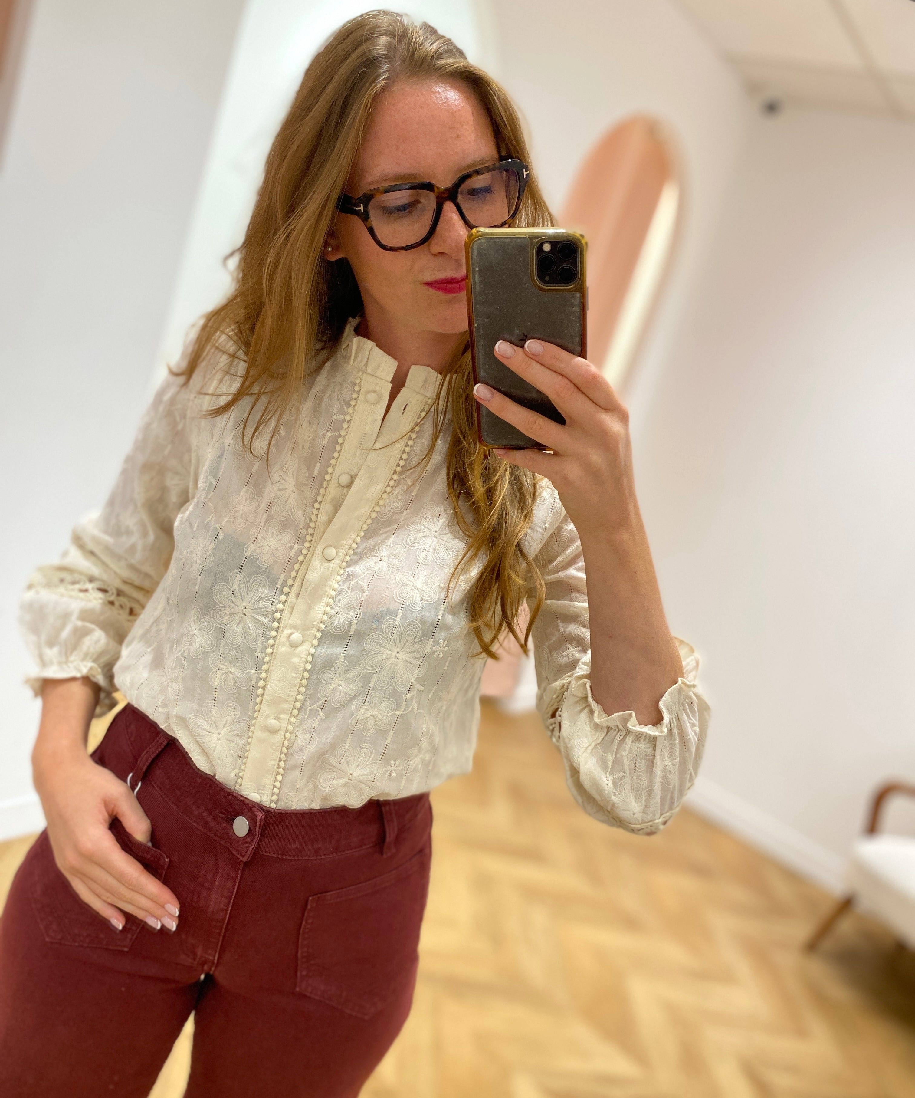 Plan moyen de la blouse brodée avec dentelle IN APRIL 1986 portée avec un pantalon bordeaux