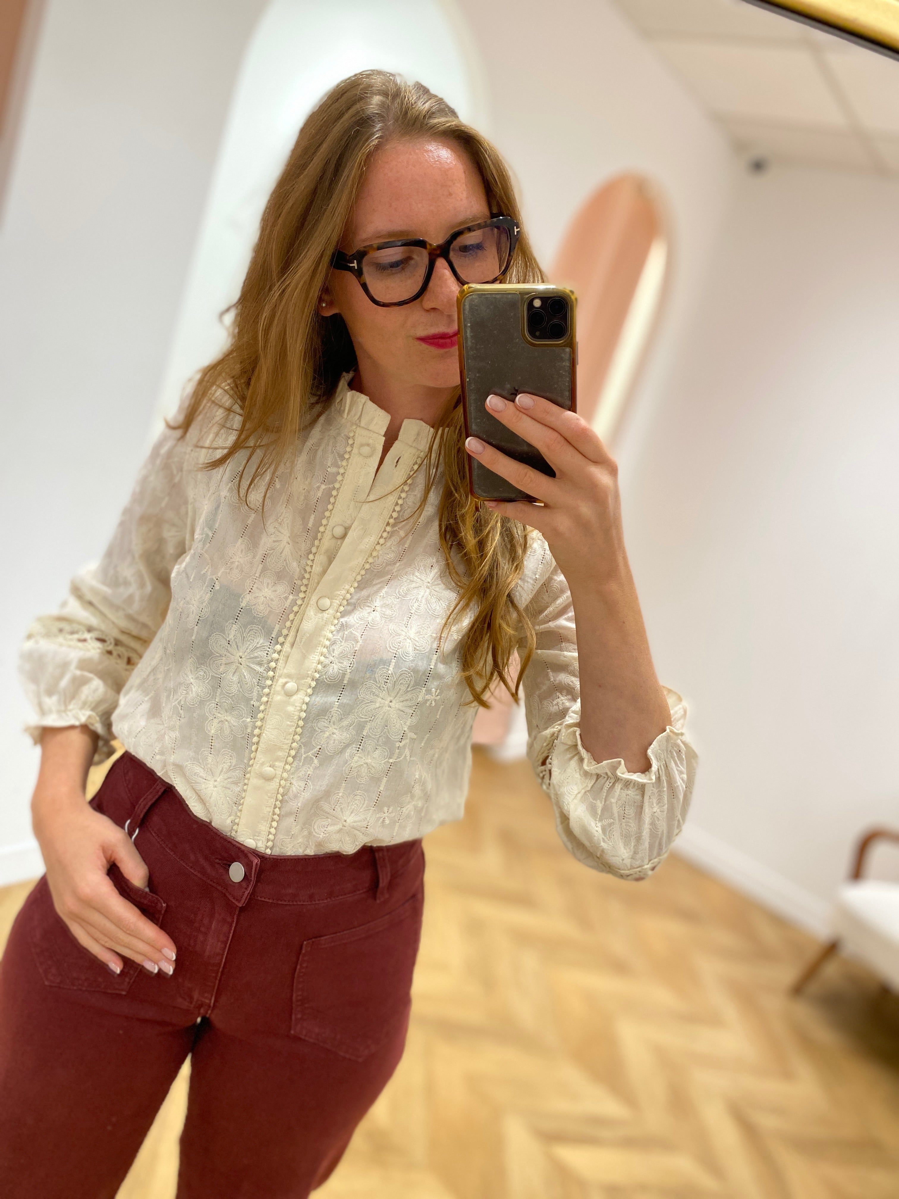 Plan moyen de la blouse brodée avec dentelle IN APRIL 1986 portée avec un pantalon bordeaux