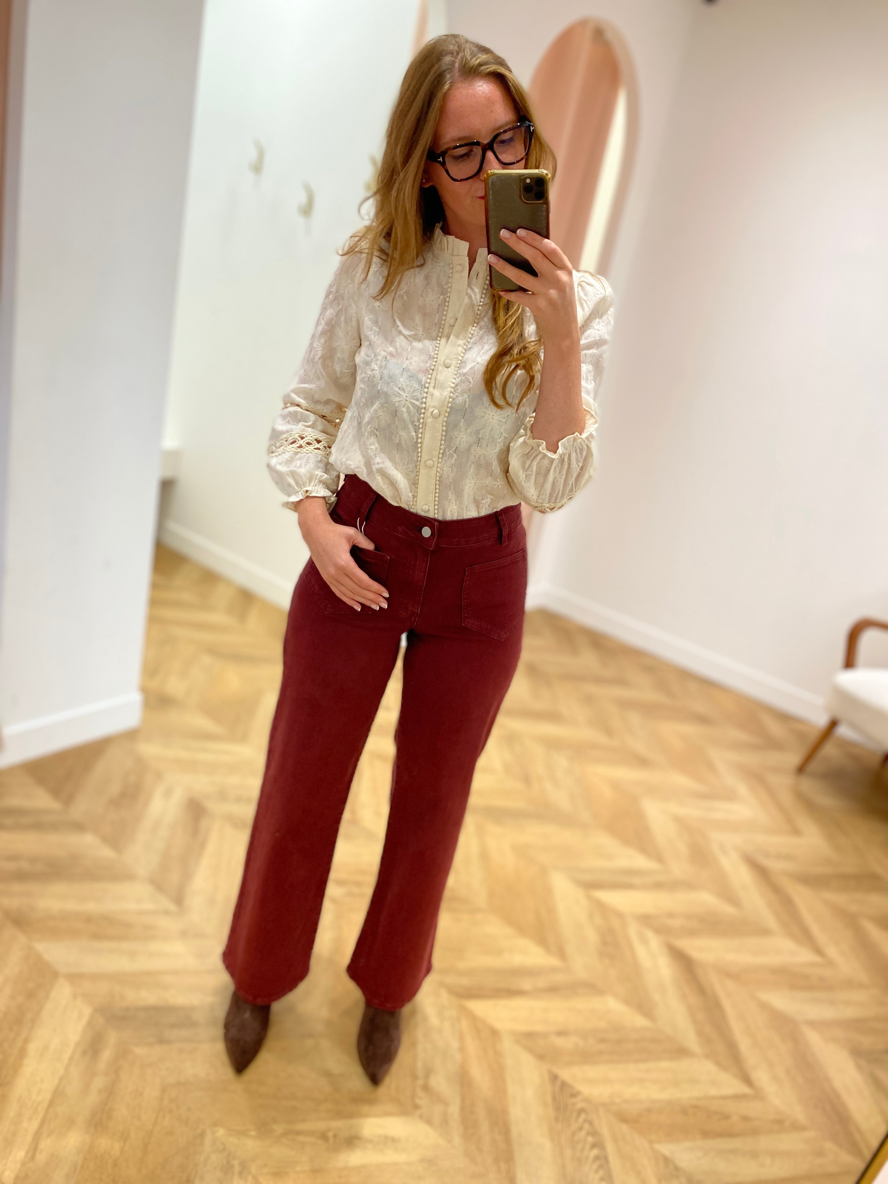 Vue en pied de la blouse écru IN APRIL 1986 portée avec un pantalon bordeaux et des bottines