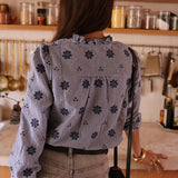 chemise brodée Summer vue de dos porté avec un pantalon et accessoires