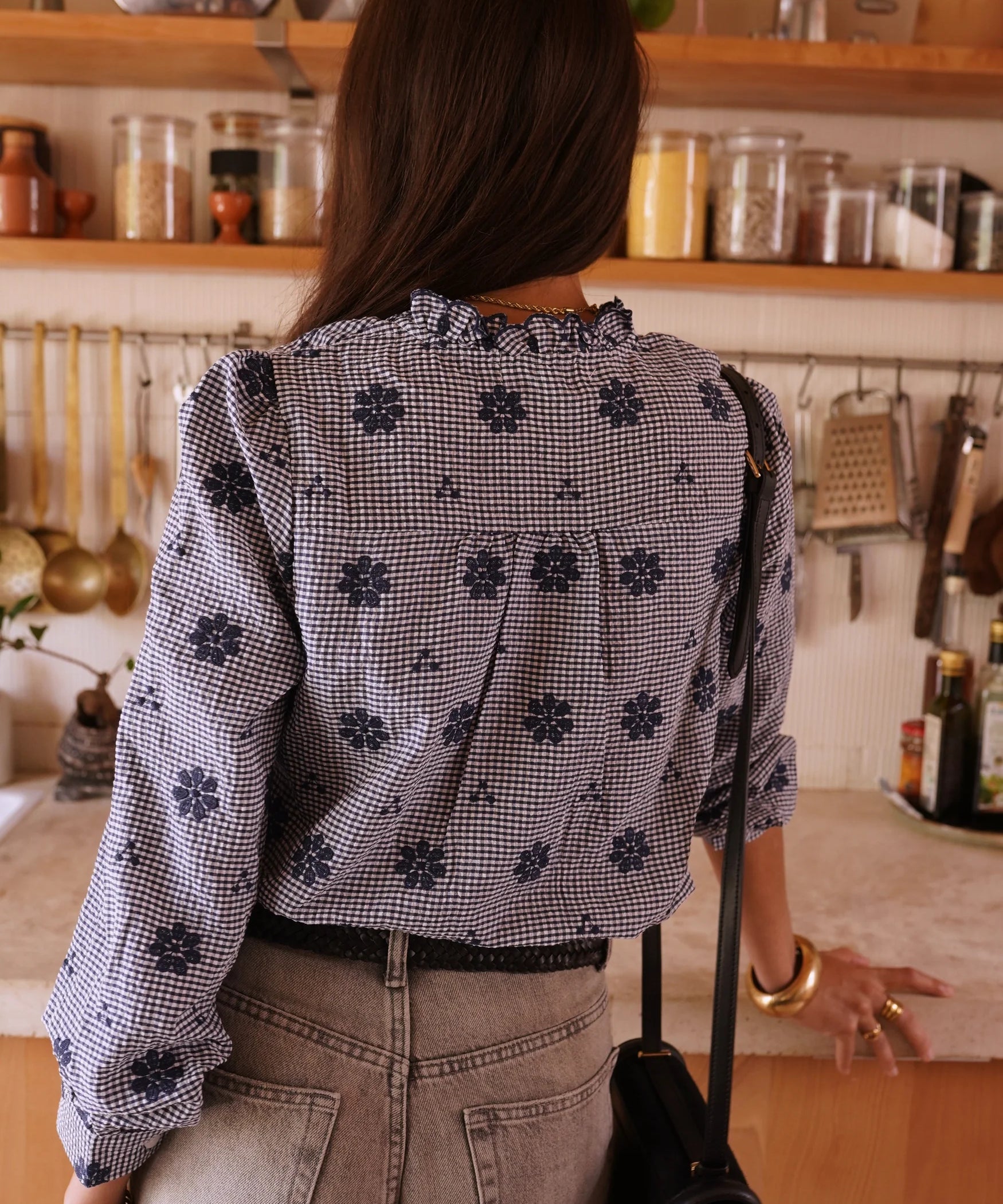 chemise brodée Summer vue de dos porté avec un pantalon et accessoires