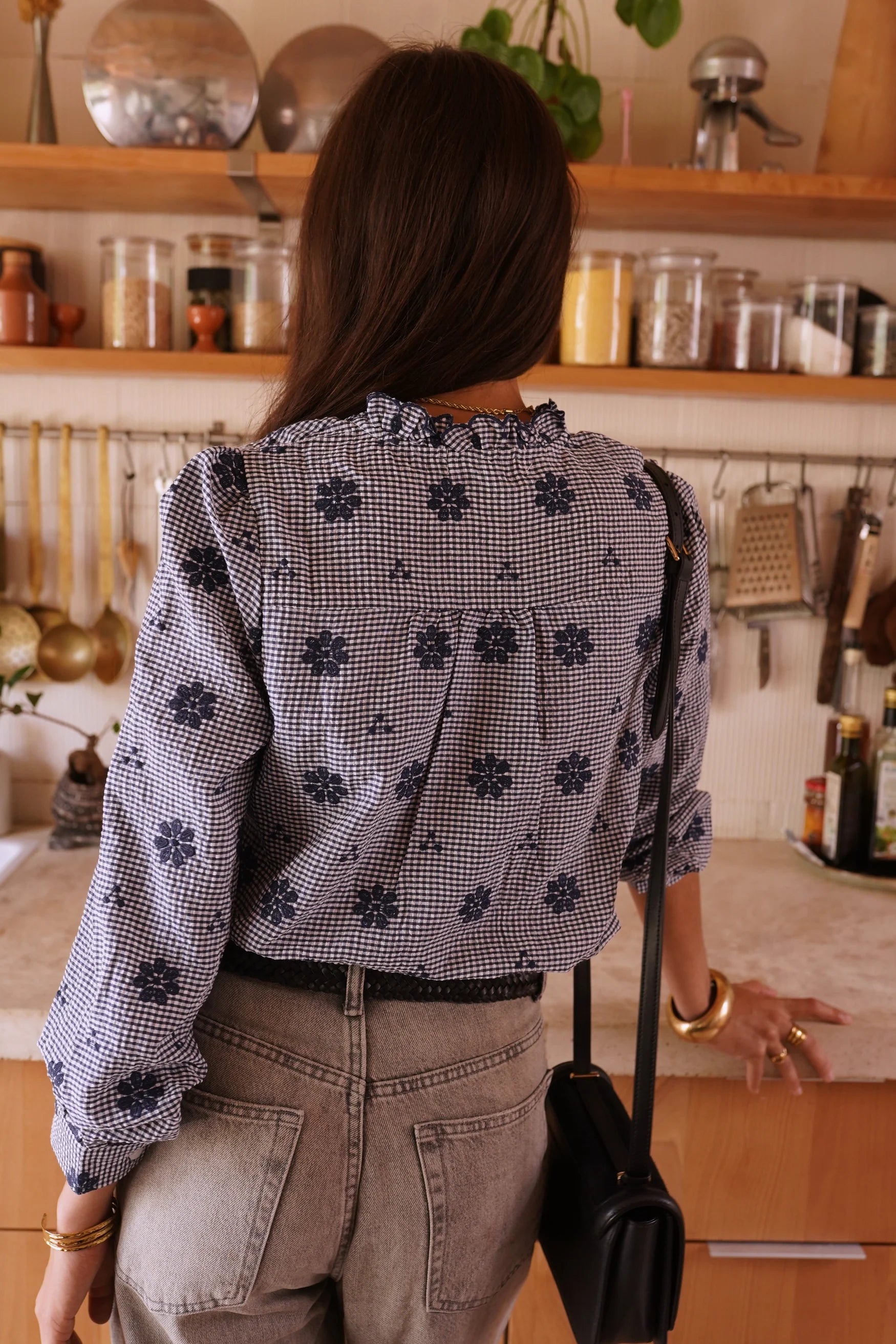 chemise brodée Summer vue de dos porté avec un pantalon et accessoires