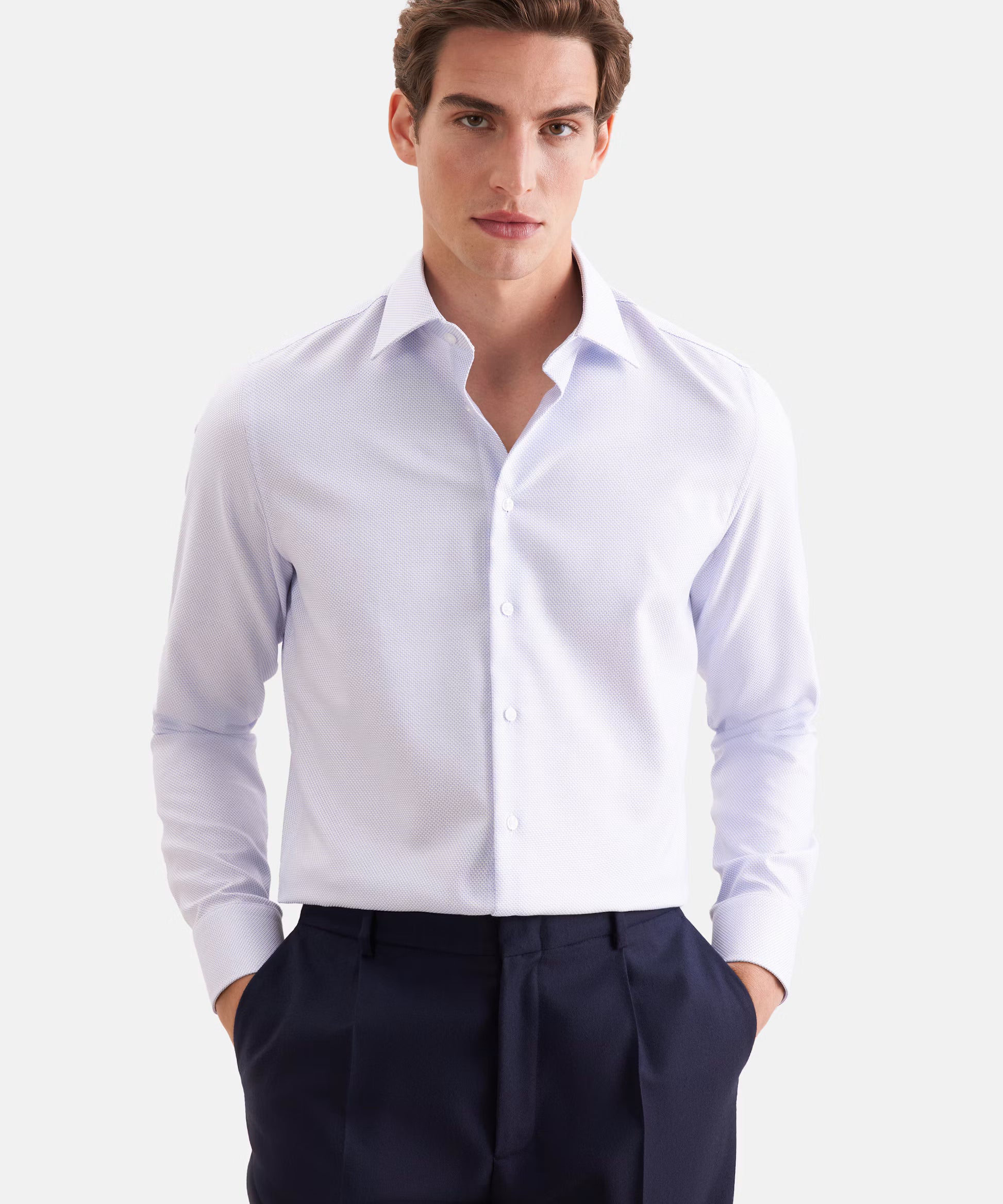 Visuel porté de face de la chemise business cintrée bleu moyen SEIDENSTICKER avec un pantalon habillé bleu nuit