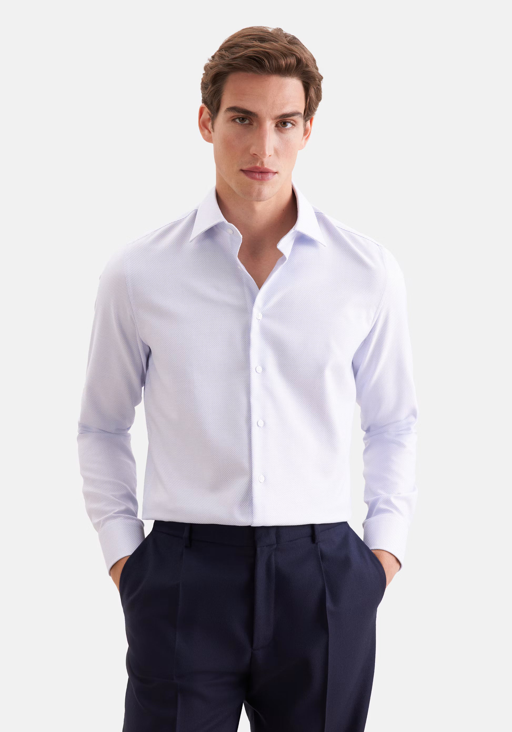 Visuel porté de face de la chemise business cintrée bleu moyen SEIDENSTICKER avec un pantalon habillé bleu nuit
