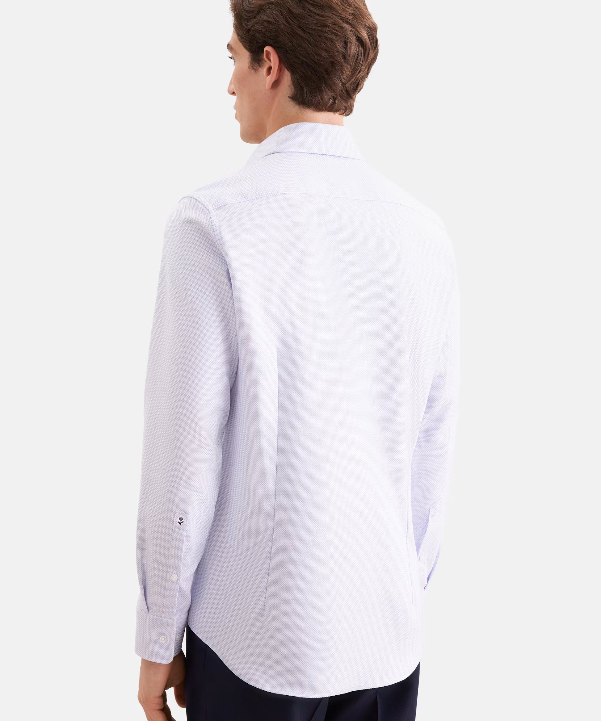 Vue de dos de la chemise cintrée en coton bleu moyen SEIDENSTICKER montrant les pinces d'ajustement