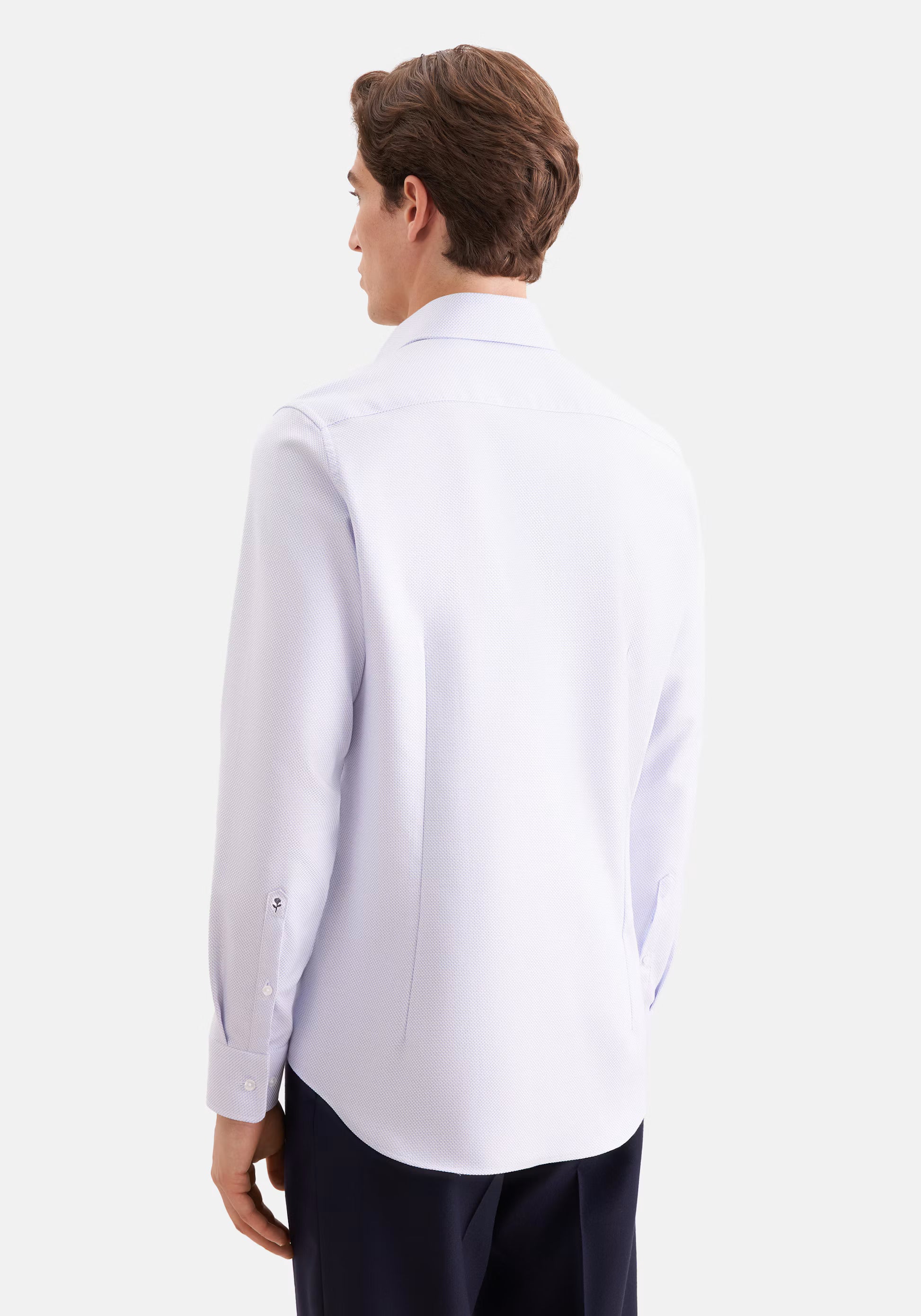 Vue de dos de la chemise cintrée en coton bleu moyen SEIDENSTICKER montrant les pinces d'ajustement