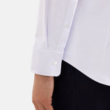 Zoom sur le poignet réglable et la broderie rose emblématique de la chemise SEIDENSTICKER