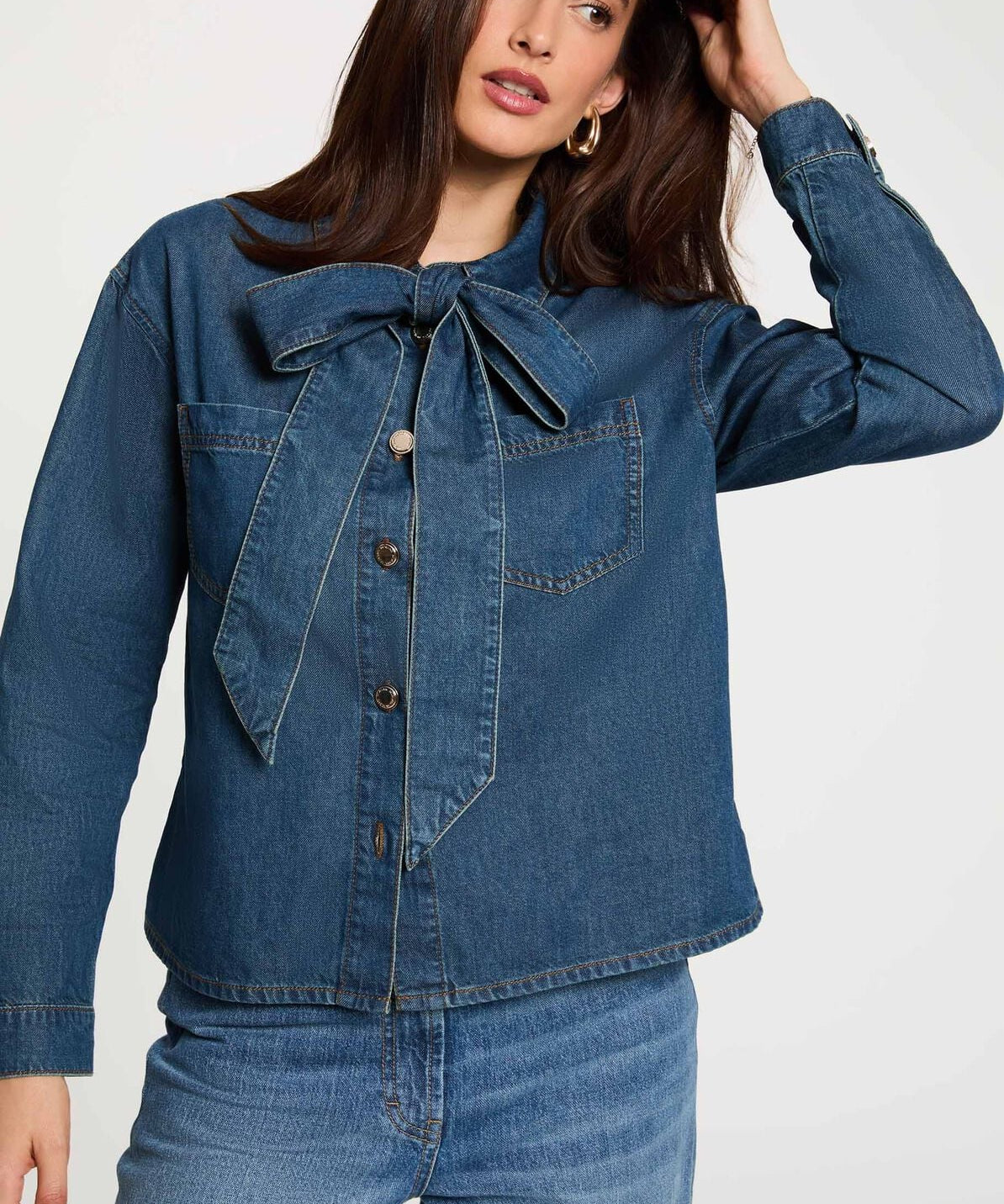 Chemise droite en jean denim stone MORGAN avec col lavallière noué portée de face