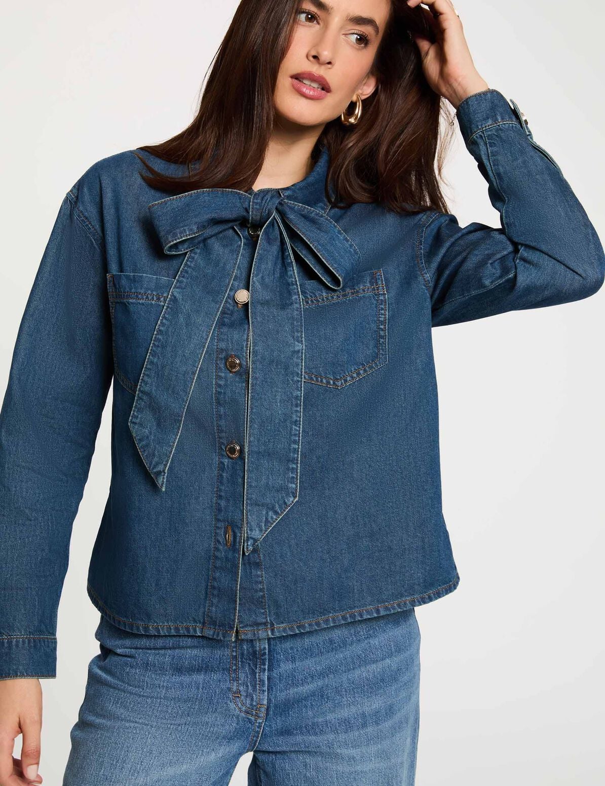 Chemise droite en jean denim stone MORGAN avec col lavallière noué portée de face