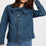 Chemise droite en jean denim stone MORGAN avec col lavallière noué portée de face