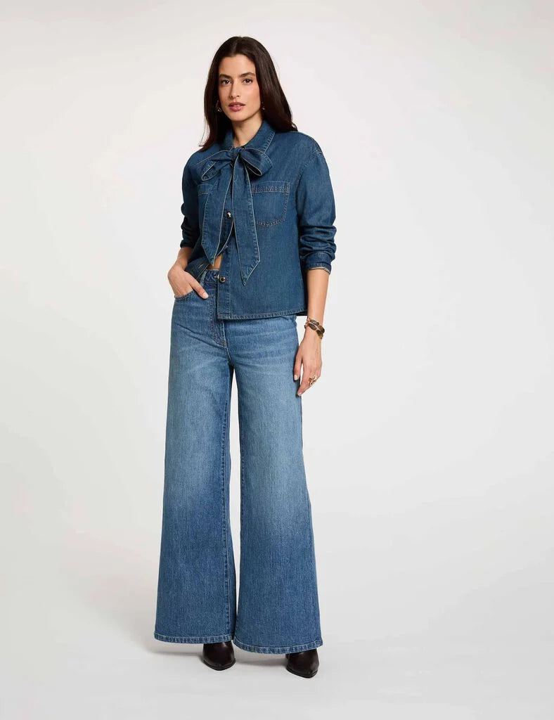 Chemise droite en jean denim stone MORGAN avec col lavallière noué portée de face avec un jean large et des bottines à talon