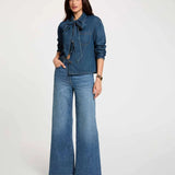 Chemise droite en jean denim stone MORGAN avec col lavallière noué portée de face avec un jean large et des bottines à talon